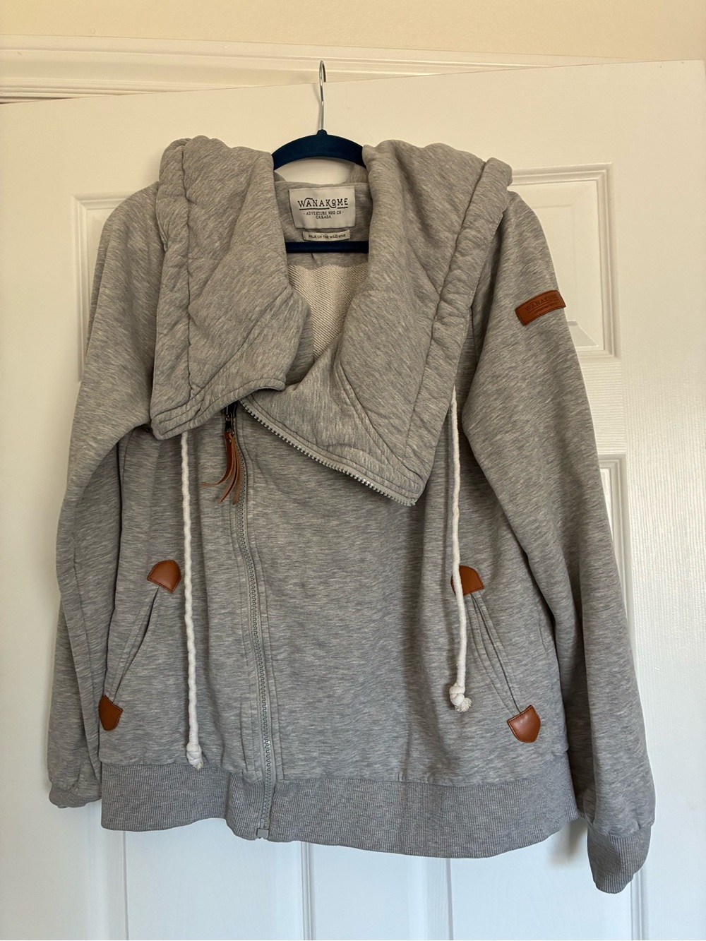 Wanakome Heather Gray Quilted-Collar Zip Hoodie with White Trim